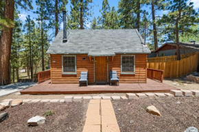 Highland Hideaway - Walk to lake and village!